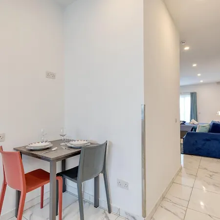 Stylish In Bay Square 3 Apartment