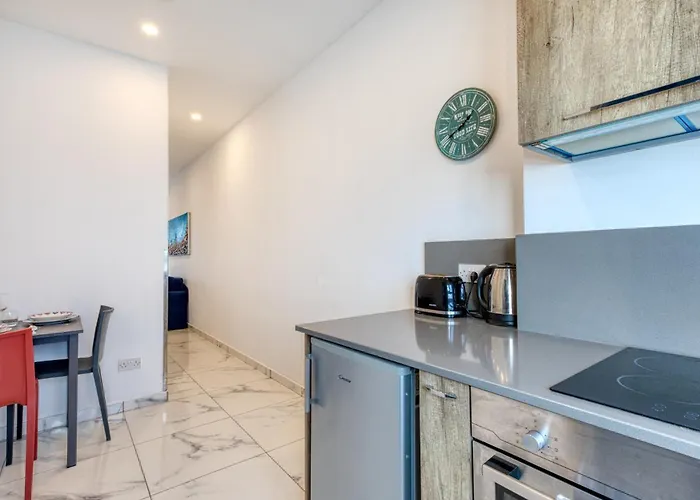 Stylish In Bay Square 3 *