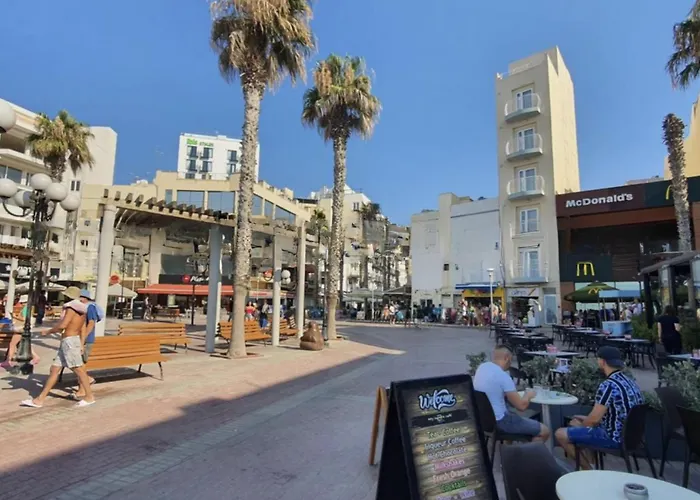 Stylish In Bay Square 3 *