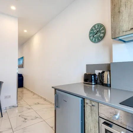 Stylish In Bay Square 3 *